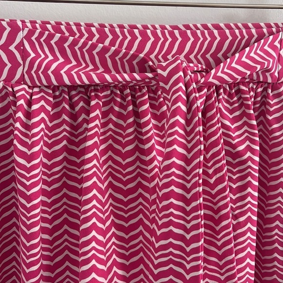 Vineyard Vines mini skirt whale‎ tails in a chevron patters stretchy soft flowy - Picture 2 of 6